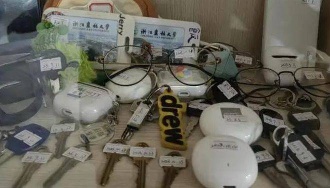 家政杭州高校保洁阿姨3年捡50多万必一体育官网下载财物(图2)